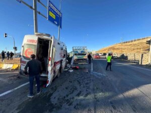 agrida ambulans ve kamyonet carpisti 7 yarali McZcEt25.jpg